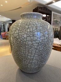 Vase de type 'ge' en porcelaine de Chine &agrave; fond craquel&eacute;, Chine, Qing