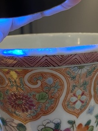 Vase de forme bouteille en porcelaine de Chine famille rose &agrave; d&eacute;cor d'antiquit&eacute;s, marque et &eacute;poque de Guangxu