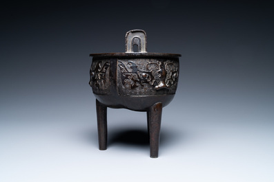 Br&ucirc;le-parfum tripod en bronze &agrave; d&eacute;cor de masques taotie, Chine, Ming