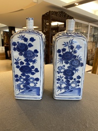 Paire de bouteilles en porcelaine de Chine de type kraak en bleu et blanc, Wanli