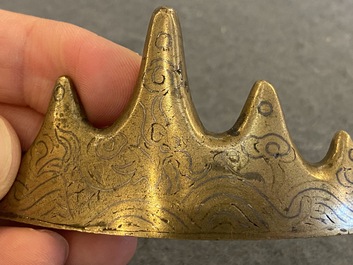 Een Chinese bergvormige penselenrust in met zilver ingelegd verguld brons, Ming