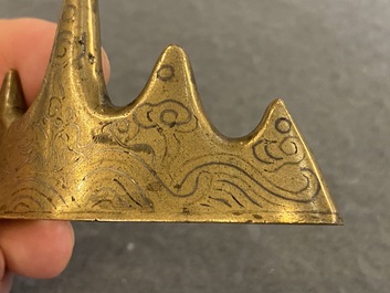 Een Chinese bergvormige penselenrust in met zilver ingelegd verguld brons, Ming