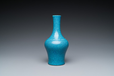 Vase de forme bouteille en porcelaine de Chine &agrave; &eacute;mail &oelig;uf de rouge-gorge, Qing