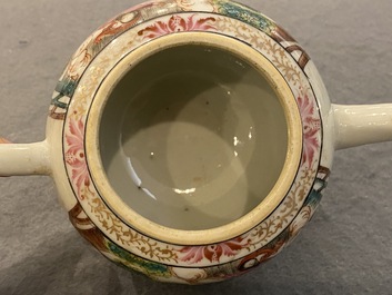 Rare th&eacute;i&egrave;re couverte en porcelaine de Chine famille rose &agrave; d&eacute;cor d'Adam et &Egrave;ve, Qianlong