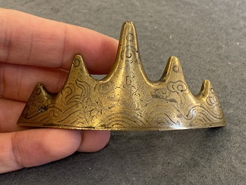 Een Chinese bergvormige penselenrust in met zilver ingelegd verguld brons, Ming