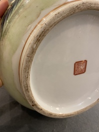 Grand vase de forme 'hu' en porcelaine de Chine famille rose &agrave; d&eacute;cor d'une sc&egrave;ne fluviale, marque de Qianlong, R&eacute;publique