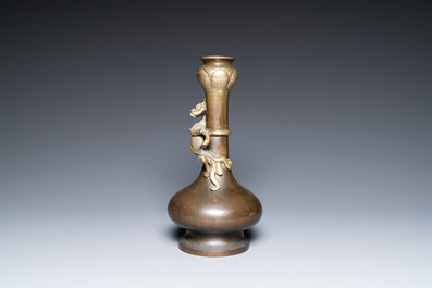 Vase de type 'hu' en bronze, marque et probablement &eacute;poque de Qianlong