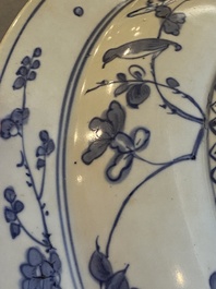 Plat en porcelaine de Chine en bleu et blanc &agrave; d&eacute;cor floral, Jiajing