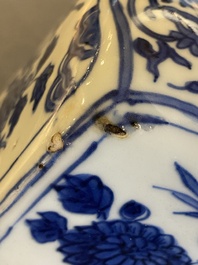 Paire de bouteilles en porcelaine de Chine de type kraak en bleu et blanc, Wanli