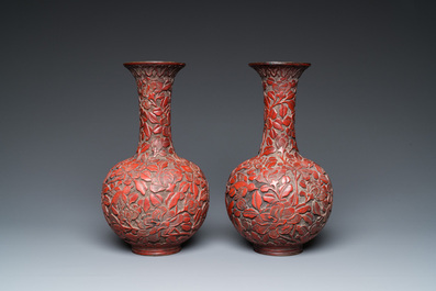 Paire de vases de forme bouteille en laque rouge, Chine, 19/20&egrave;me