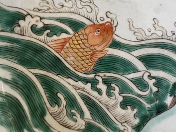 Plat en porcelaine de Chine famille verte &agrave; d&eacute;cor d'un empereur observant une carpe, Kangxi