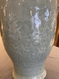 Een Chinese celadon-geglazuurde vaas met onderglazuur decor van pioenslingers, Qianlong