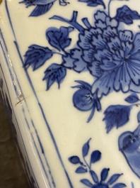 Paire de bouteilles en porcelaine de Chine de type kraak en bleu et blanc, Wanli