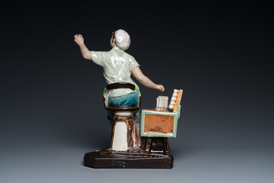 Sculpture en porcelaine de Chine repr&eacute;sentant un tisserand de coton, vers 1970