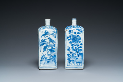 Paire de bouteilles en porcelaine de Chine de type kraak en bleu et blanc, Wanli