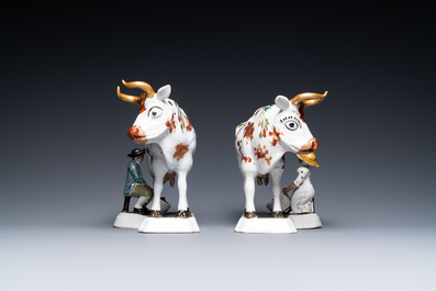 Paire de groupes de vaches et laitiers en fa&iuml;ence blanche de Delft &agrave; peinture froide, 18&egrave;me