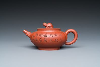 Een Chinese Yixing steengoed theepot met deksel, gesign. Chen Jinhou 陳覲候, Republiek