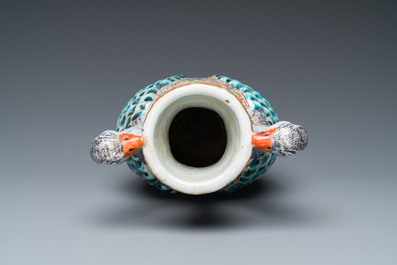 Vase aux anses en forme de grues en porcelaine de Chine famille rose de Canton, 19&egrave;me
