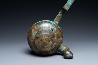 Bouilloire tripode de type 'he' en bronze dor&eacute; au bec en forme de t&ecirc;te d'oiseau, Chine, Han