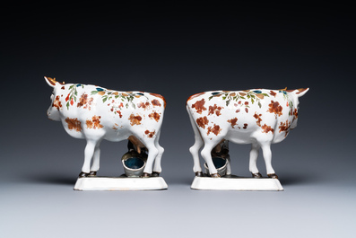 Paire de groupes de vaches et laitiers en fa&iuml;ence blanche de Delft &agrave; peinture froide, 18&egrave;me