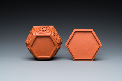 Een hexagonale opengewerkte Chinese Yixing steengoed dekselkom, Kangxi