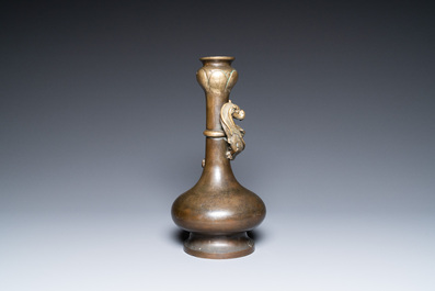 Een Chinese bronzen 'hu' vaas met knoflookhals, Qianlong merk en wellicht periode