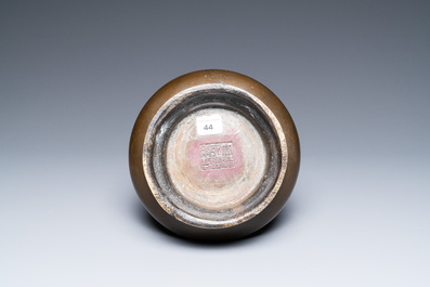 Vase de type 'hu' en bronze, marque et probablement &eacute;poque de Qianlong