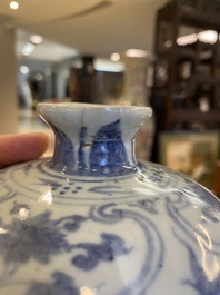 Een Chinese blauw-witte 'meiping' vaas met lotusslingers, Ming