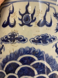 Een Chinese blauw-witte 'draken' wierookbrander, 19e eeuw