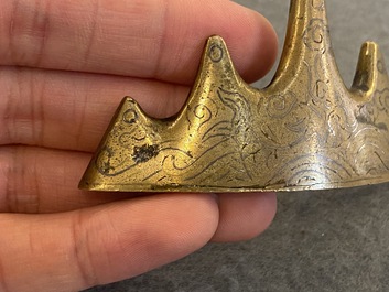 Een Chinese bergvormige penselenrust in met zilver ingelegd verguld brons, Ming