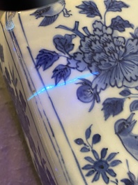 Paire de bouteilles en porcelaine de Chine de type kraak en bleu et blanc, Wanli