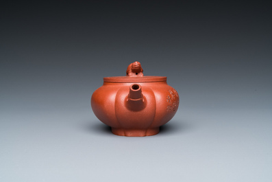 Een Chinese Yixing steengoed theepot met deksel, gesign. Chen Jinhou 陳覲候, Republiek