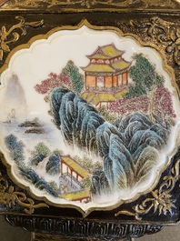 Vase en porcelaine de Chine famille rose sur fond noir, marque de Qianlong, R&eacute;publique