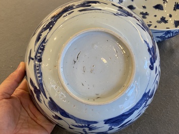 Deux bols en porcelaine de Chine en bleu et blanc figurant des canards, des cerfs et des grues, Wanli