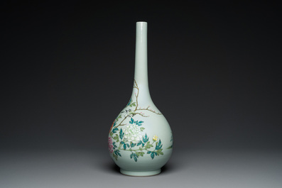 Grand vase de forme bouteille en porcelaine de Chine famille rose &agrave; fond c&eacute;ladon, marque de Qianlong, R&eacute;publique