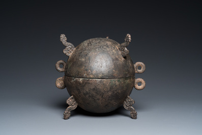 Een zeldzame Chinese bronzen rituele dekselkom voor voedsel, 'Dui', Periode van de Strijdende Staten