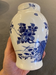 Vase en porcelaine de Chine en bleu et blanc &agrave; d&eacute;cor d'oiseaux parmi des branches fleuries, Chongzhen