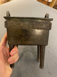 Een zeldzame Chinese archa&iuml;sche bronzen vierpotige 'Fang Ding' ketel met inscriptie, Song of vroeger