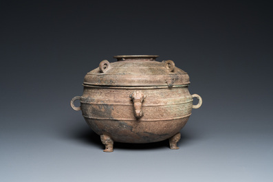 Een zeldzame Chinese bronzen rituele dekselkom voor voedsel, 'Zhan', Periode van Lente en Herfst