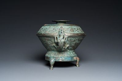 Br&ucirc;le-parfum tripod couvert archa&iuml;sant &agrave; inscription, Chine, Ming