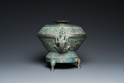 Een Chinese archa&iuml;sche bronzen driepotige wierookbrander met deksel, Ming