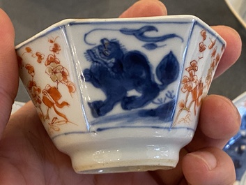 Cinq tasses et soucoupes de forme octagonale en porcelaine de Chine en bleu, blanc et rouge de fer, Kangxi