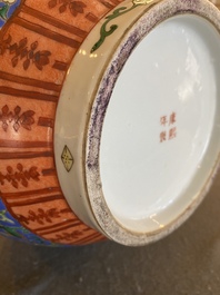 Vase de forme bouteille en porcelaine de Chine famille verte, marque de Kangxi, 19/20&egrave;me
