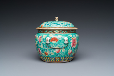 Bol couvert de type 'kamcheng' en porcelaine de Chine famille rose pour le march&eacute; Straits ou Peranakan, 19&egrave;me