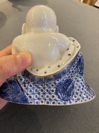 Bouddha en porcelaine de Chine en bleu et blanc, marque de You Lin Ji Zao 游林記造, R&eacute;publique
