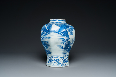 Vase de forme octagonale en porcelaine de Chine en bleu et blanc, &eacute;poque Transition