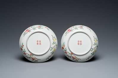 Een paar Chinese famille rose borden met onsterfelijken, Shen De Tang 慎德堂製 merk, 19e eeuw