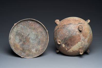 Een zeldzame Chinese bronzen rituele dekselkom voor voedsel, 'Zhan', Periode van Lente en Herfst