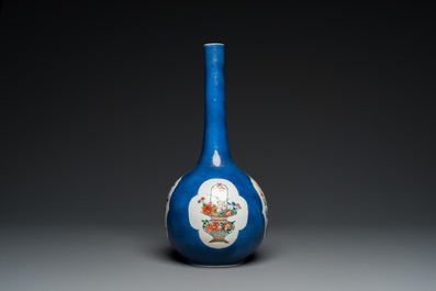 Vase de forme bouteille en porcelaine de Chine famille verte &agrave; fond bleu poudr&eacute;, Kangxi