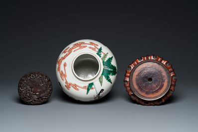 Pot en porcelaine de Chine famille verte au couvercle et socle en bois sculpt&eacute;, 19&egrave;me